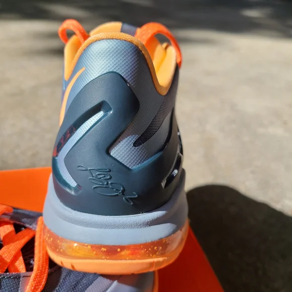 Nike Max LeBron Xi low (GS) size 7Y Lt mgnt Grey, dark midnight Grey and Mango - Picture 2 of 5